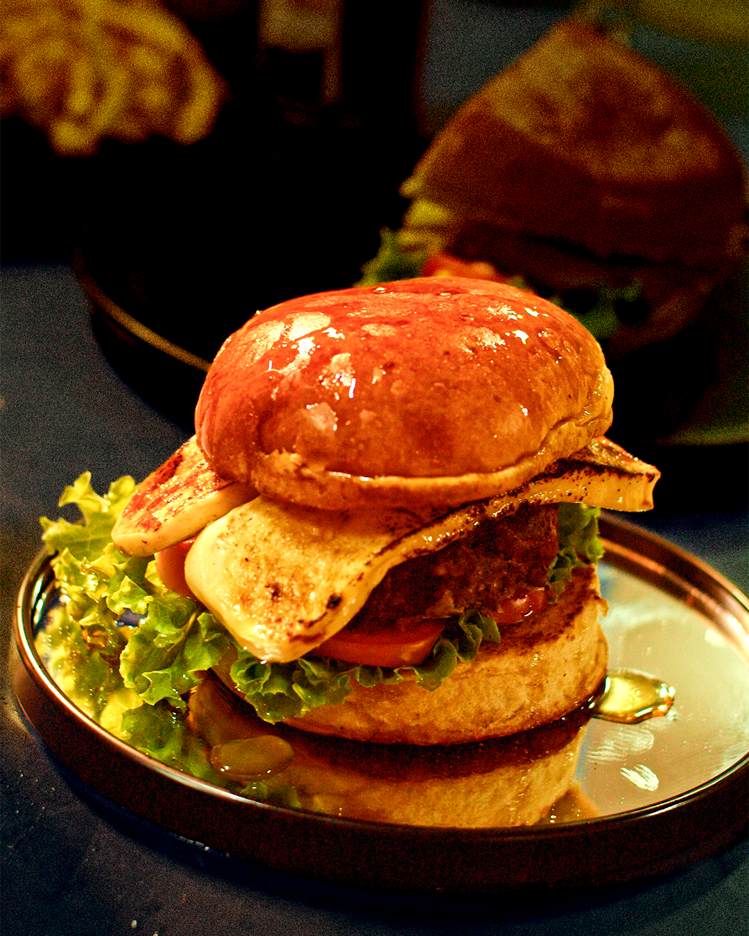 Hambúrguer Carrancão com cheddar derretendo no clima de madrugada