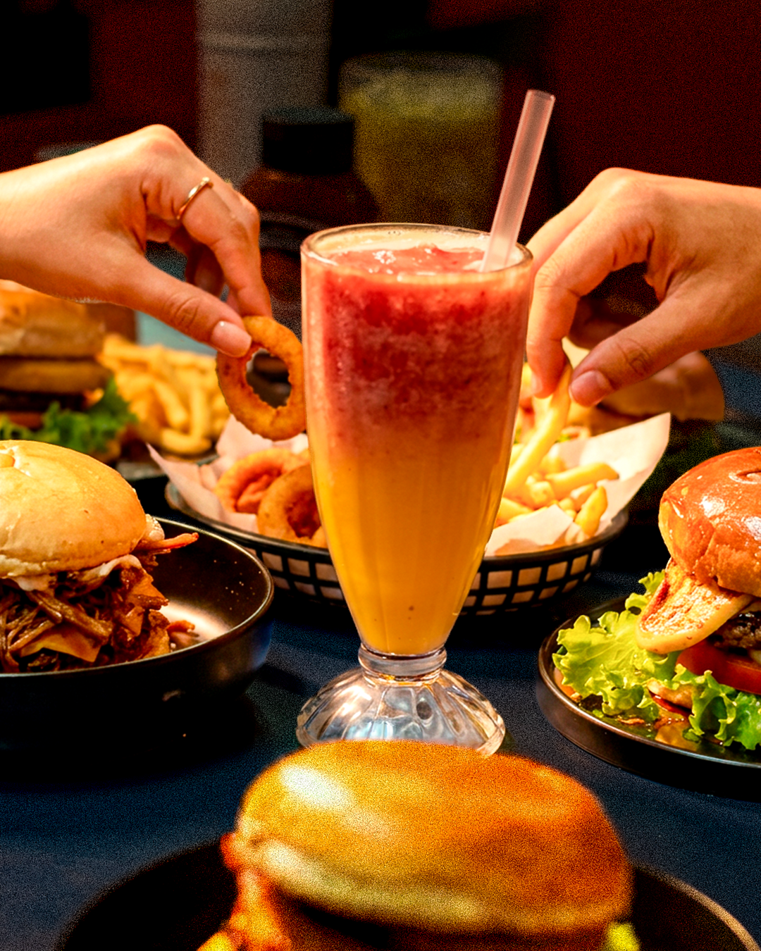 Combo do Carrancão: hambúrguer, batata, onion rings e shake