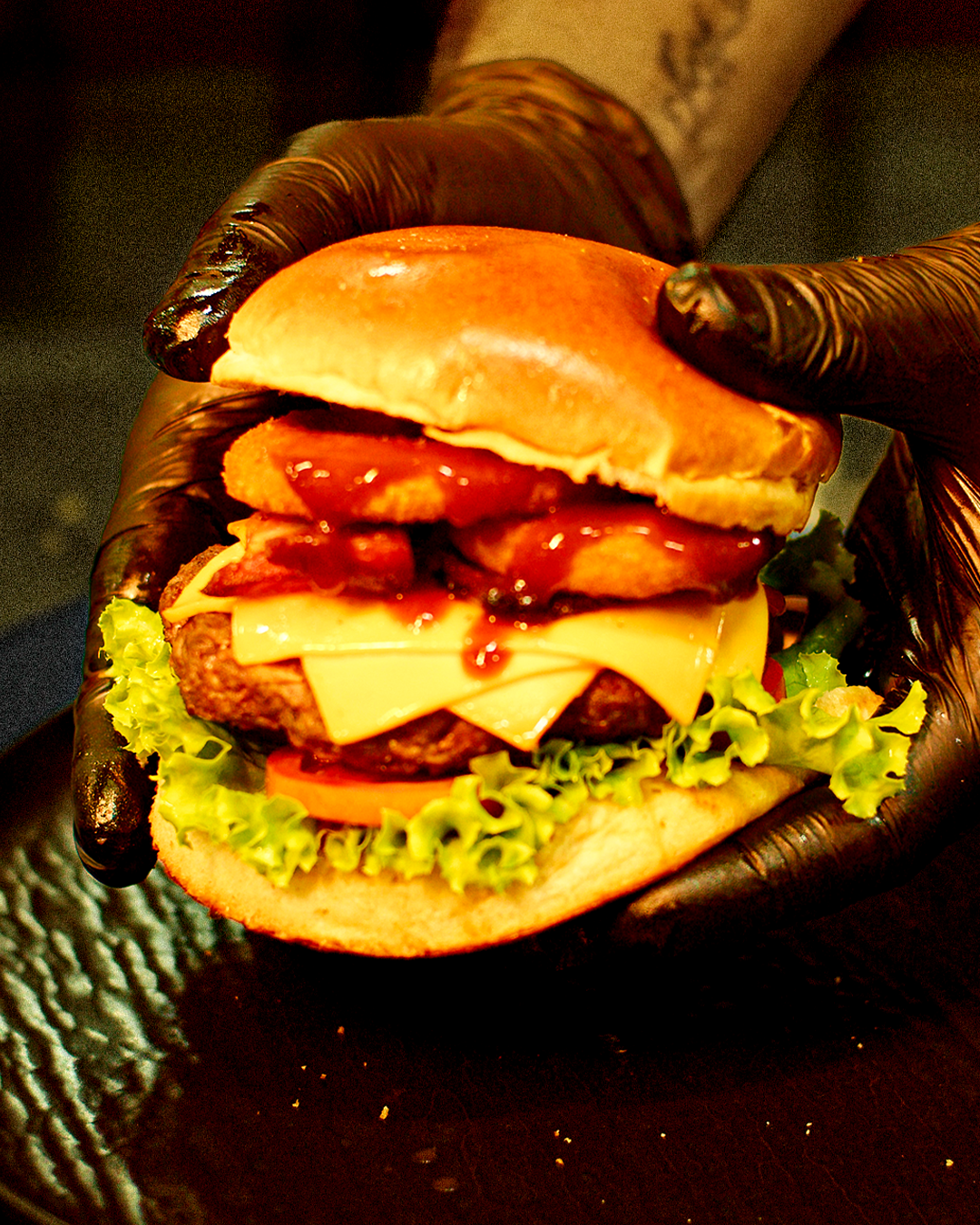 Hambúrguer artesanal com bacon, queijo e onion rings