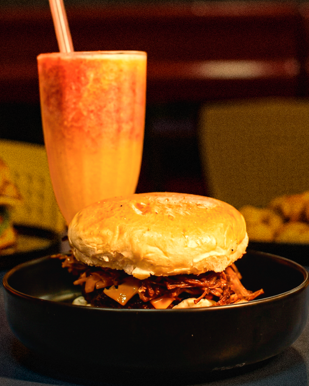 Pulled pork com shake da casa servidos no balcão