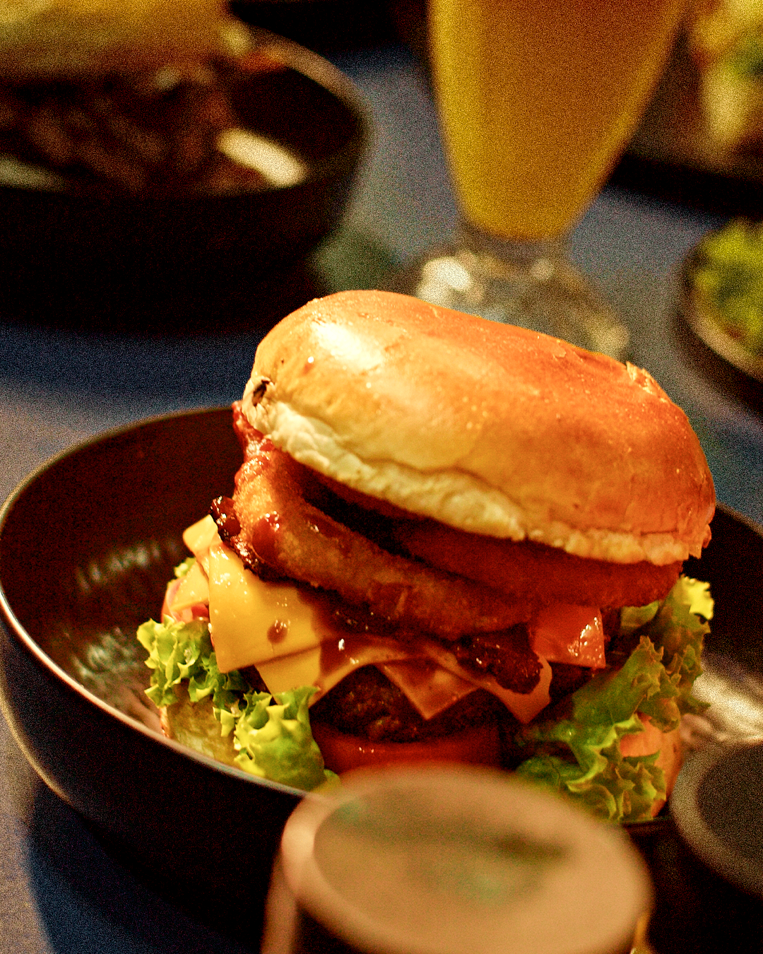 Bowl com hambúrguer, queijo e bacon acompanhado de suco